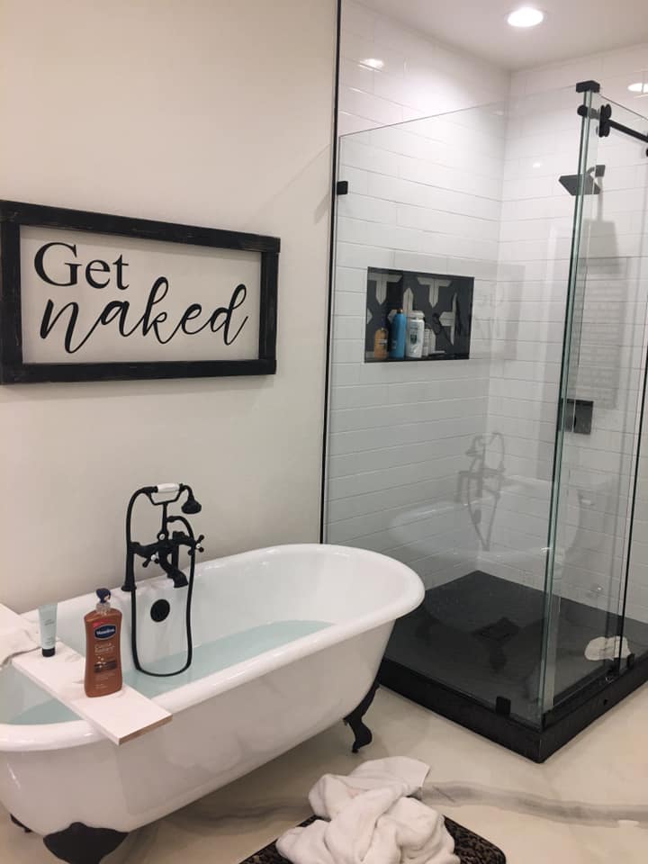 Black and White Oklahoma Barndominium shower and bath tub