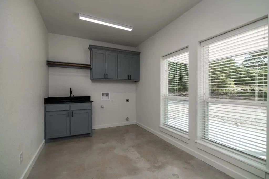 Texas Barndominium pantry and laundry area