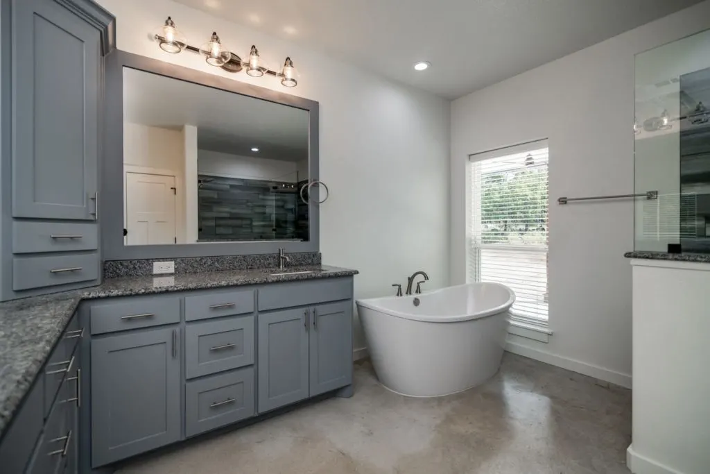 Texas Barndominium master bathroom