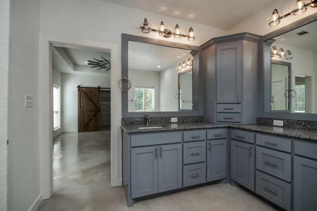 Texas Barndominium master bathroom