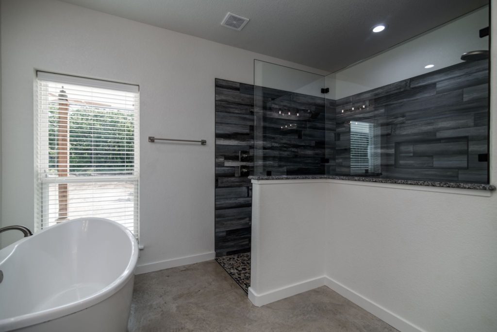 Texas Barndominium master shower and bathtub