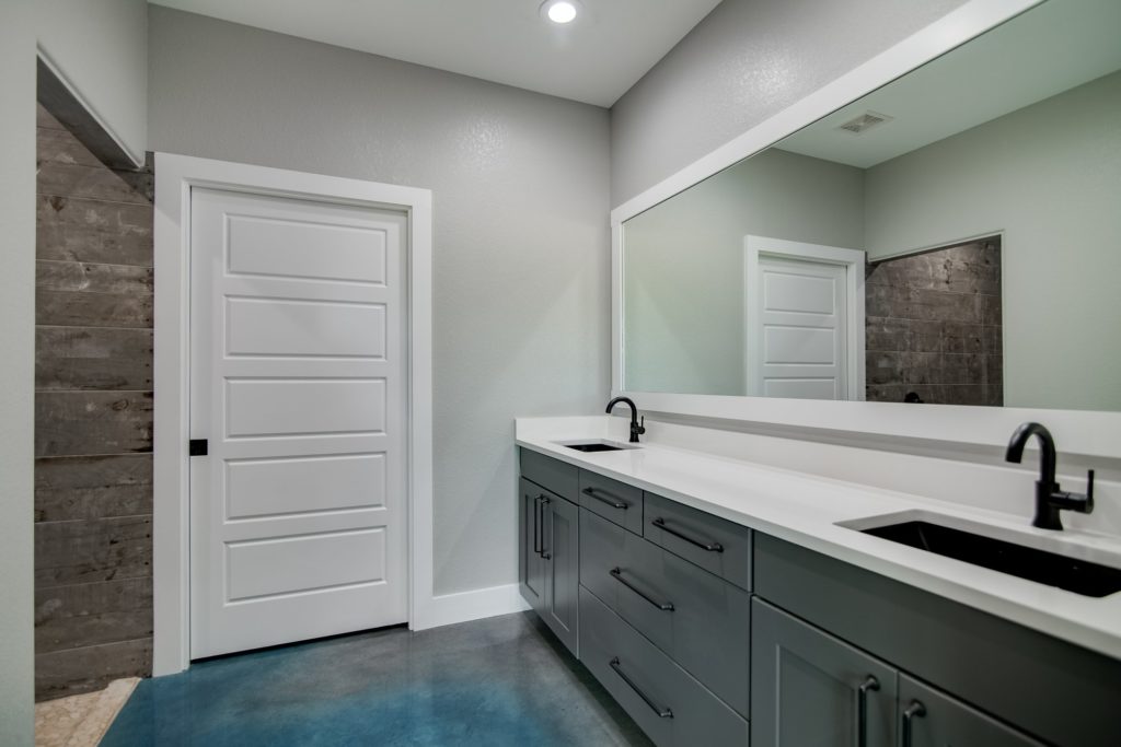 Springtown Texas Barndominium bathroom