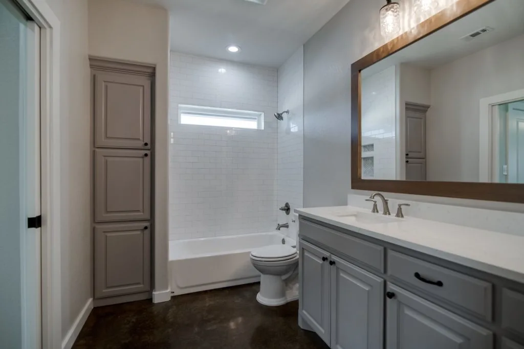 Springtown Texas Barndominium bathroom