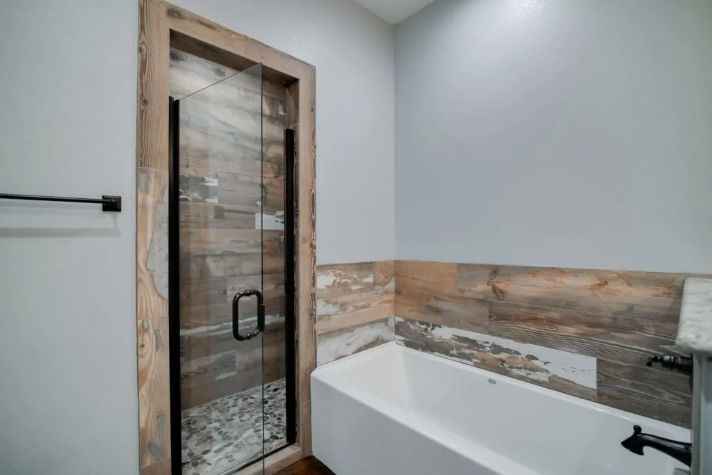 decatur-barndominium-bathroom-white-bathtub