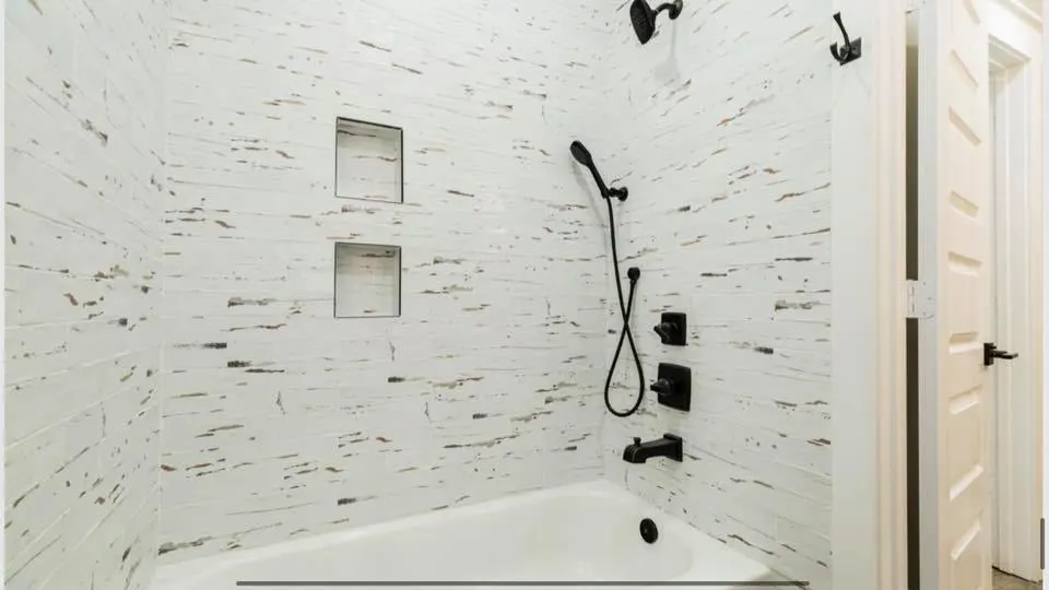 Houston Texas Barndominium Bathroom Tub and Shower Combo