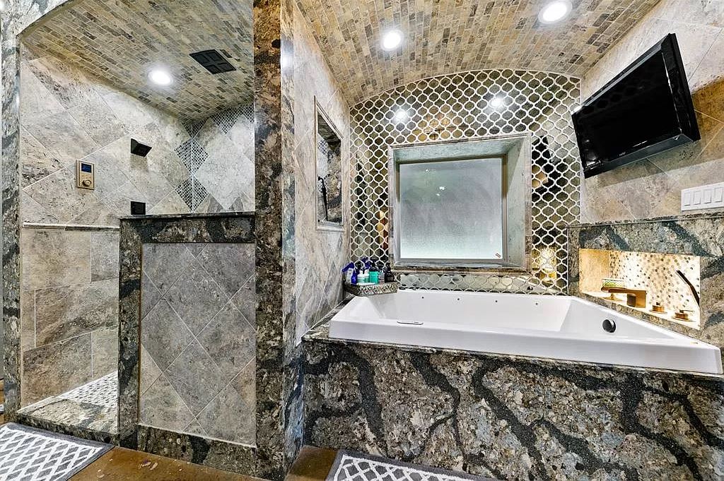 Texas Barndominium - Bathroom