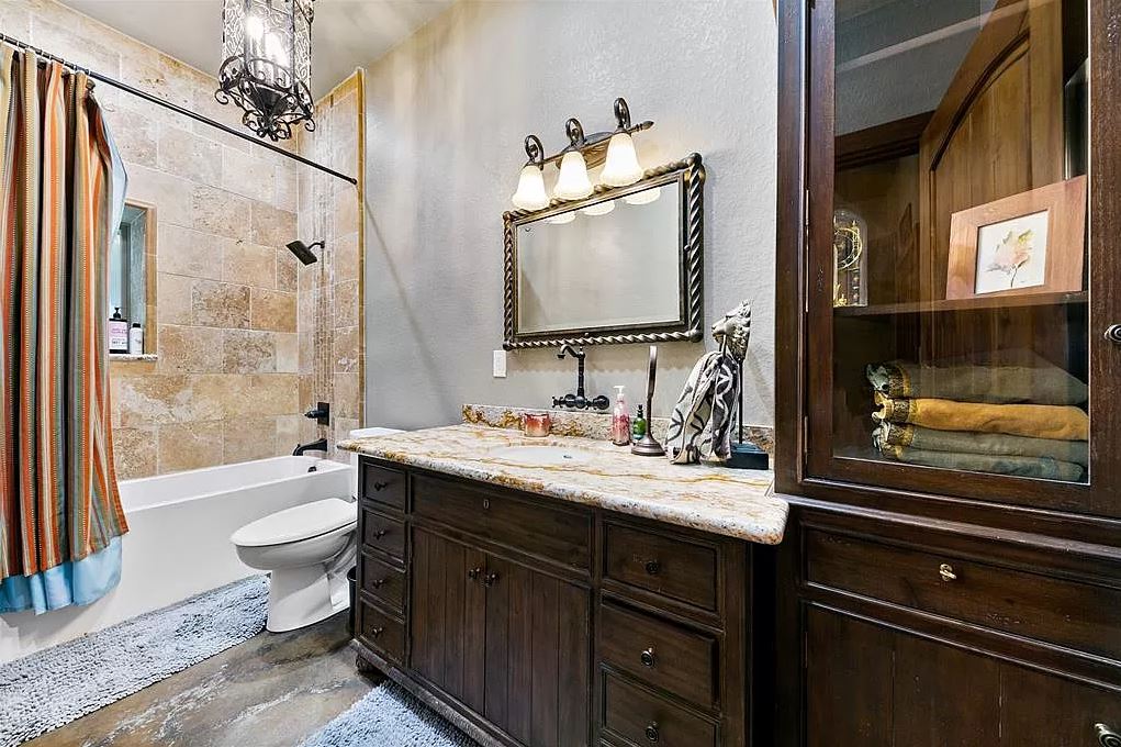 Texas Barndominium - Bathroom 2