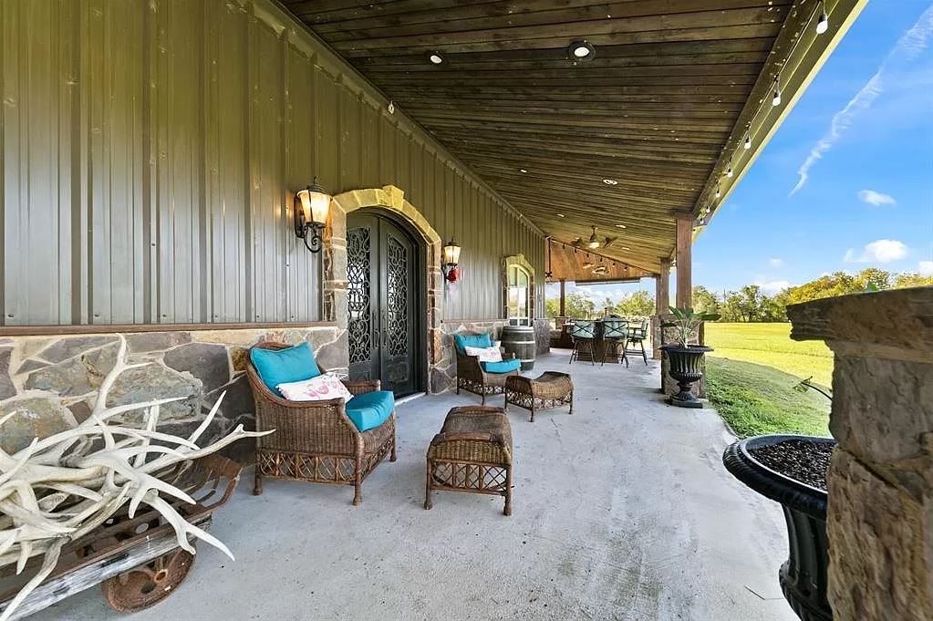 Texas Barndominium - Porch