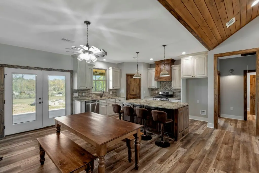 Texas Barndominium - Kitchen / dining room