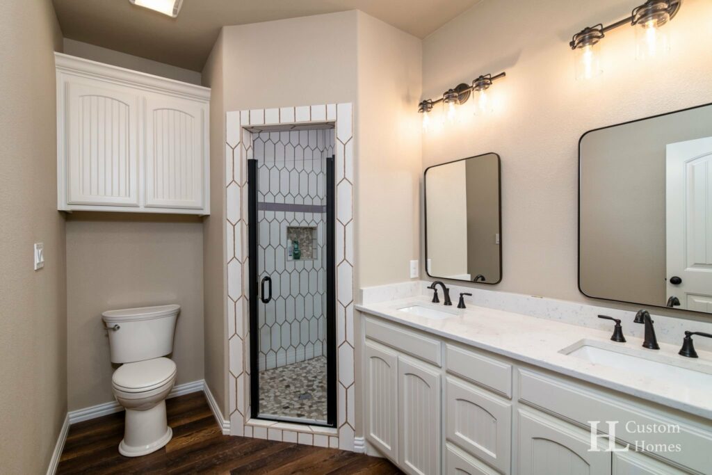 Poolville, Texas Barndominium by HL Custom Homes - Guest Bathroom