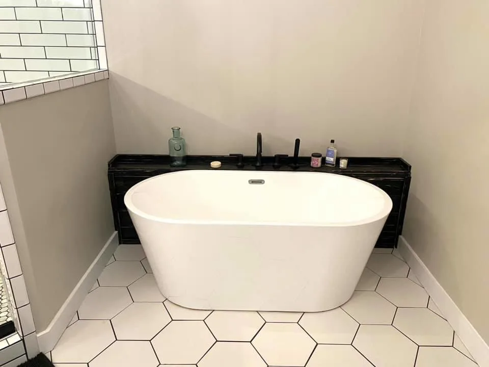 Comer Couple's Georgia Barndominium - Master Bathroom Tub