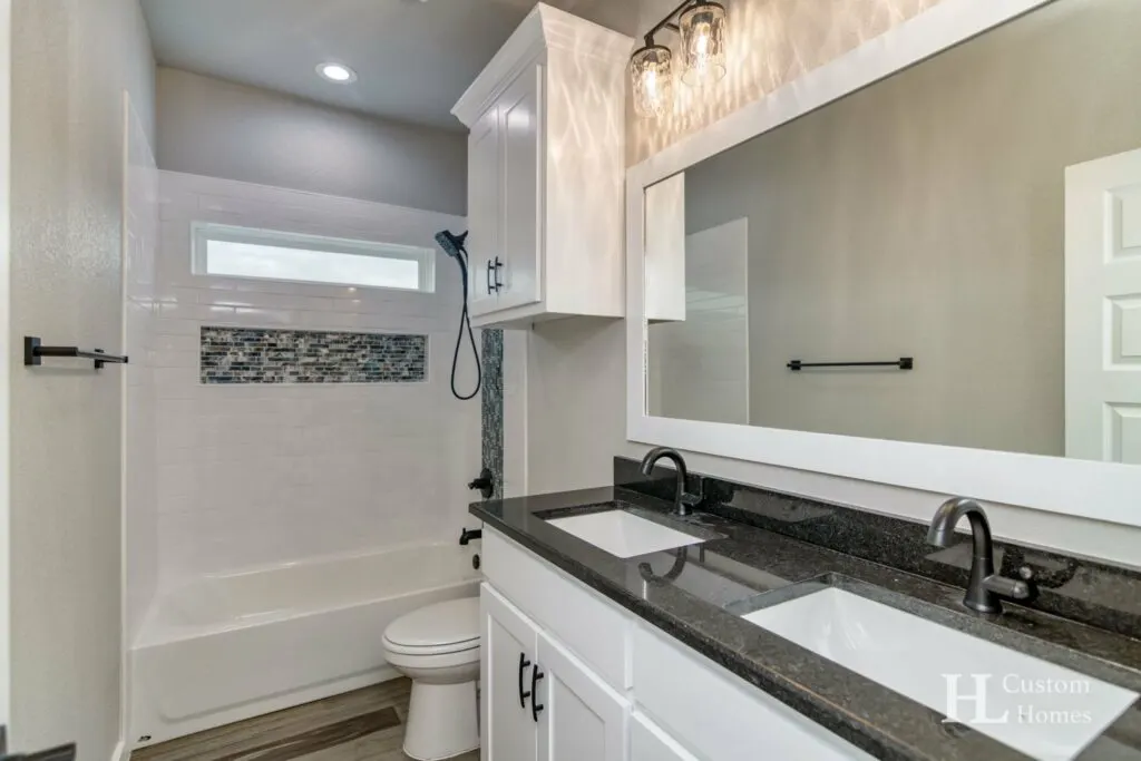 Weatherford, Texas Barndominium by HL Custom Homes - Guest Bathroom
