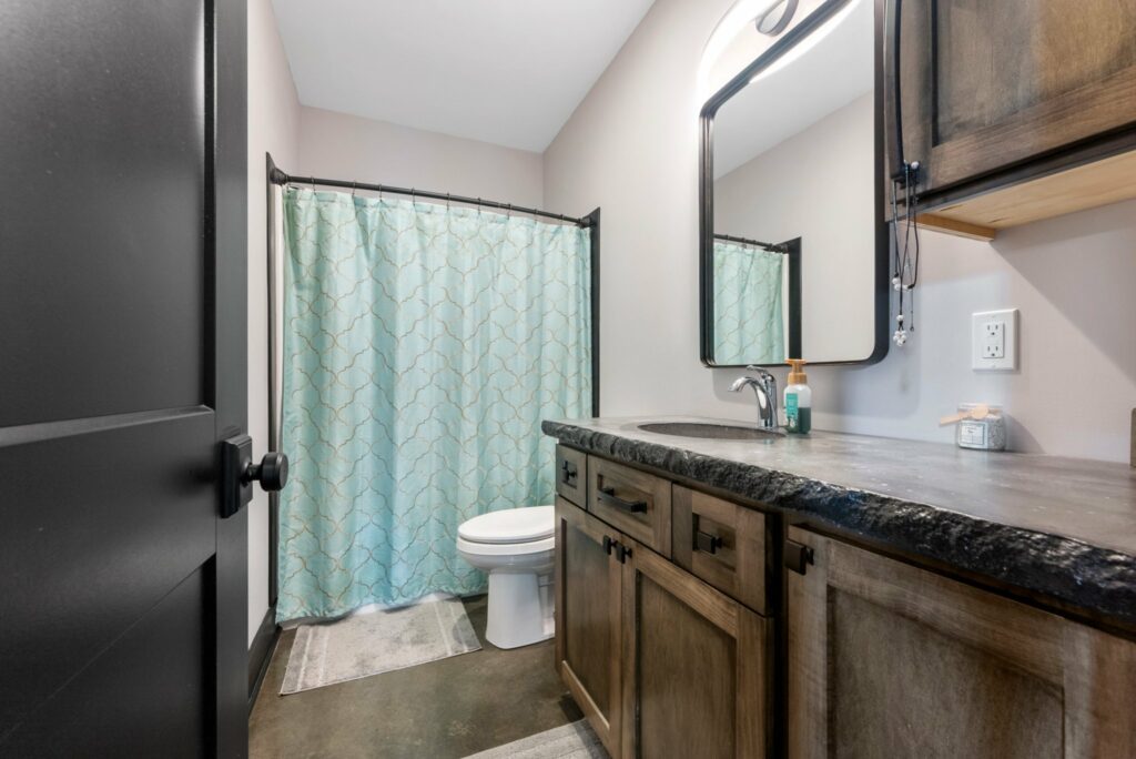Russellville, Kentucky Barndominium - Bathroom (2)