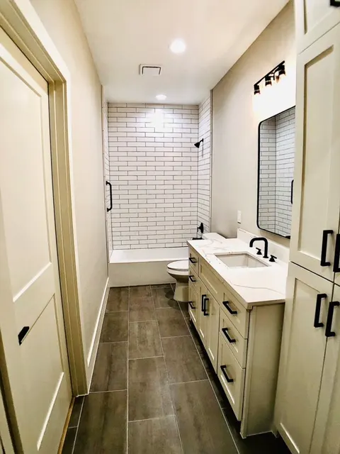 Chappell Hill, Texas Barndominium - Guest Bathroom