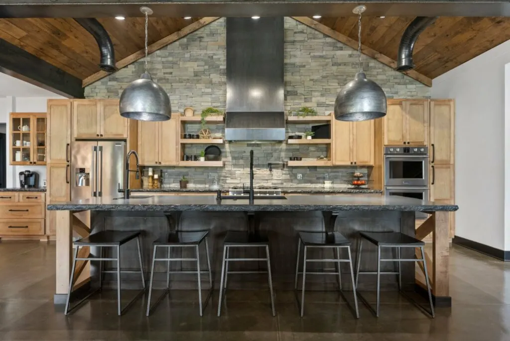 Russellville, Kentucky Barndominium - Kitchen Island