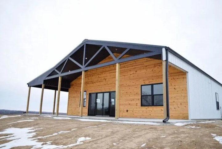 Pole barn home in Nebraska with adjoining shop