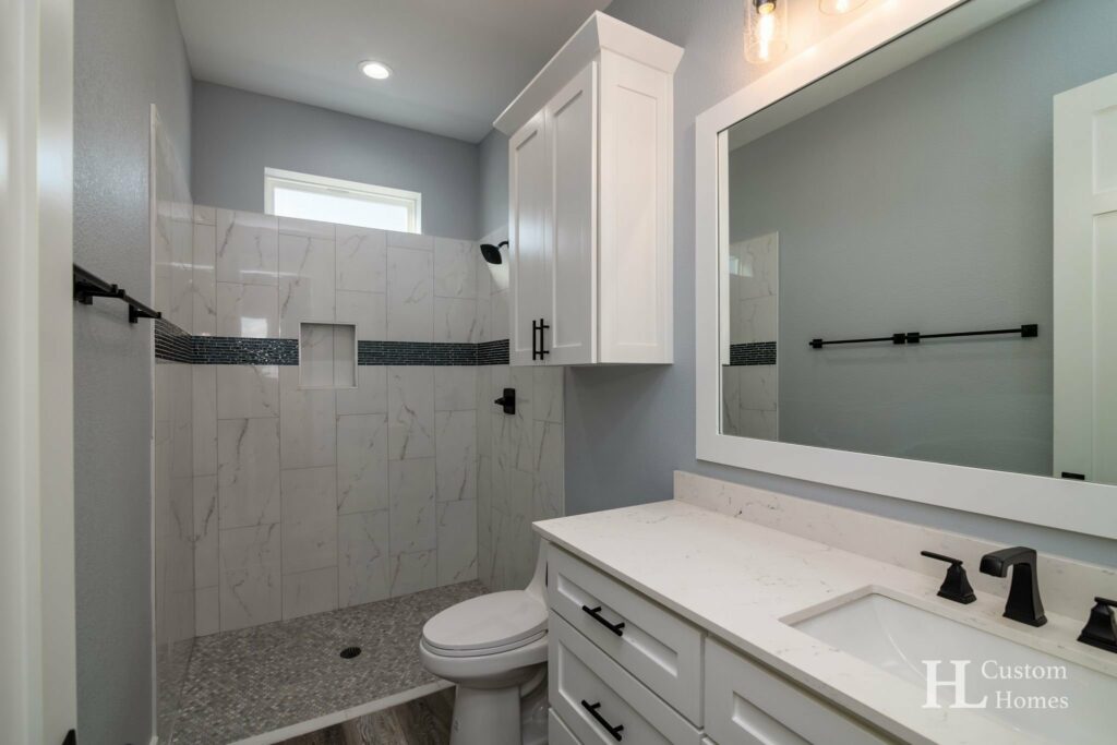 Mineral Wells Texas Barndominium - Guest Bathroom 