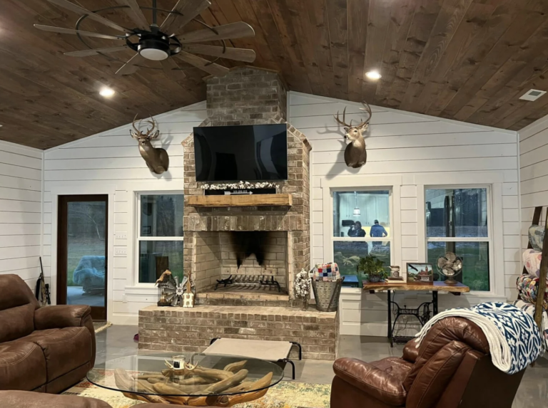 6 Wonderful Examples of a Barndominium Living Room With Fireplace